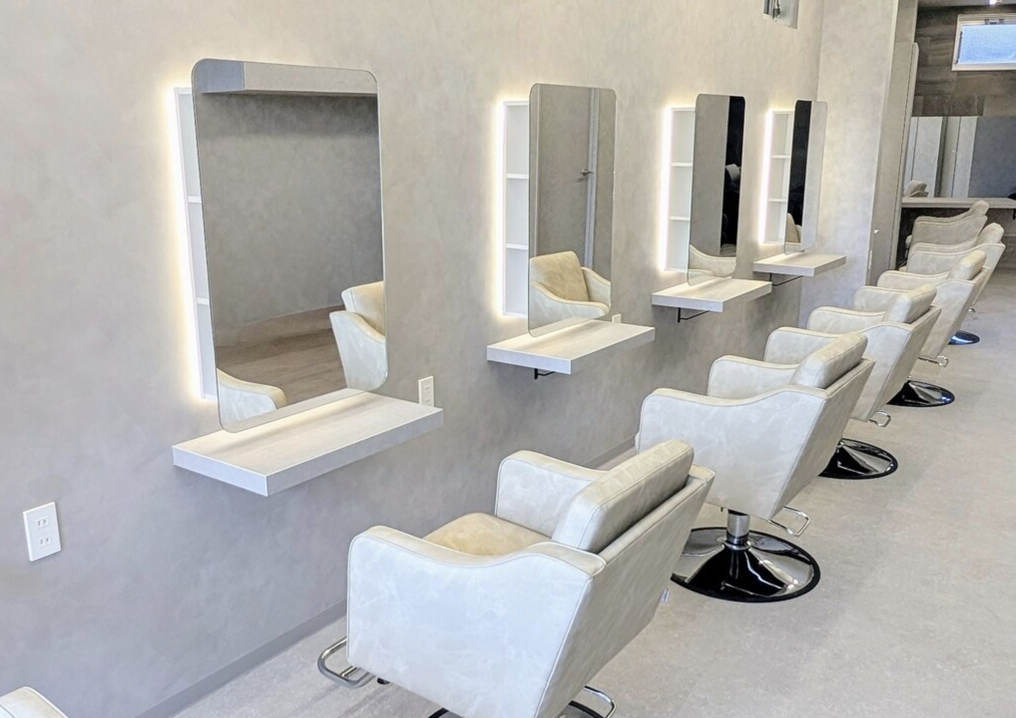 美容室でのカット施術の様子